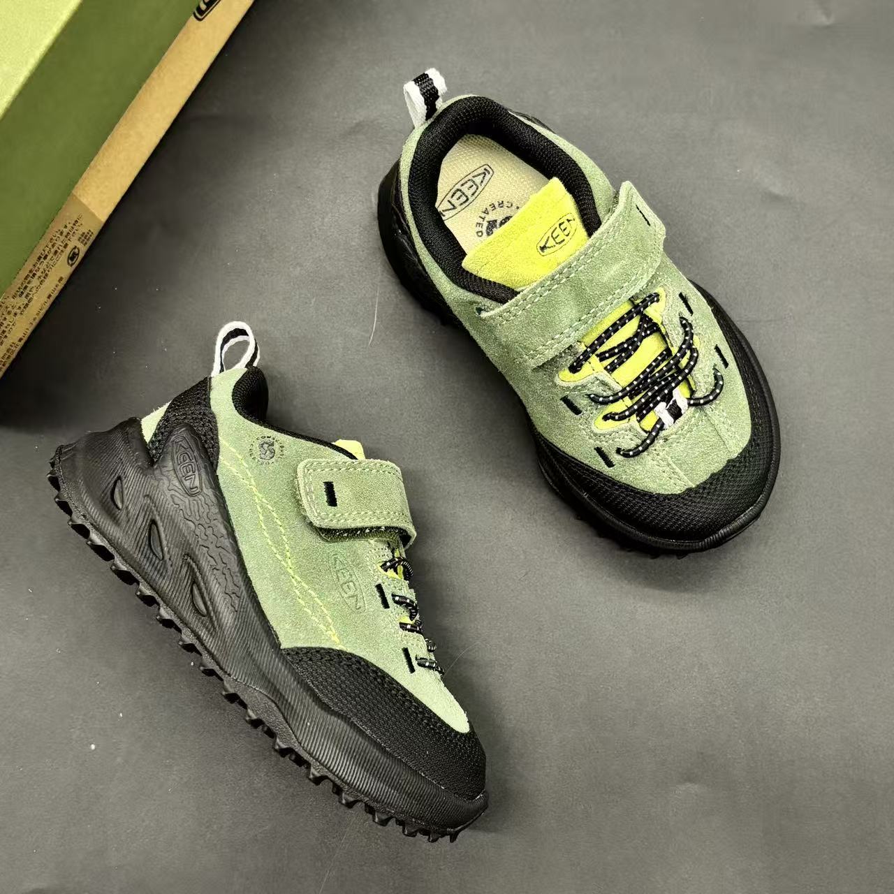 Children's shoes child